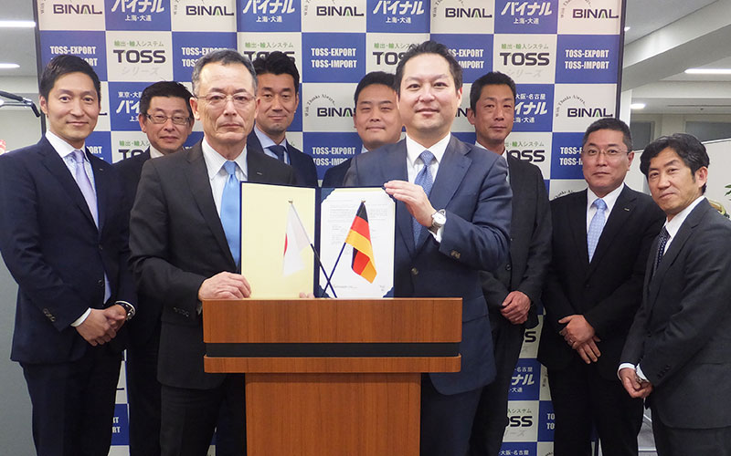 当社役員による記念写真